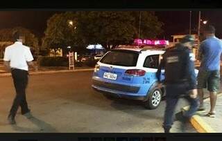 Vítima (de azul) acionou a polícia após ter troca de passagem negada por funcionário de empresa (de branco). (Foto: TL Notícias)