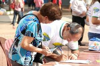 Assinaturas foram colhidas no Centro de Campo Grande (Foto: Marcos Ermínio)