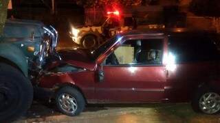 Ao fugir da PM ap&oacute;s roubo, homem bate carro furtado em caminh&atilde;o