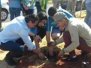 No dia da Árvore, prefeito e alunos plantam ipê roxo na Avenida Mato Grosso (Foto: Mayara Bueno) 