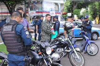 Durante a blitz desta tarde foram abordados 62 motociclistas (Foto: Alcides Neto)