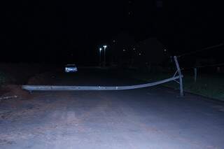 Cinco postes de alta tensão foram derrubados em Nova Andradina. (Foto: Jornal da Nova)