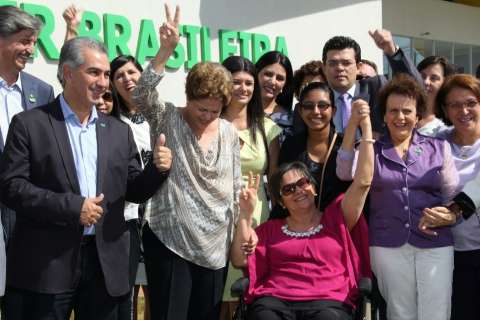 Mulher que deu nome à lei da violência doméstica acompanha inauguração com Dilma