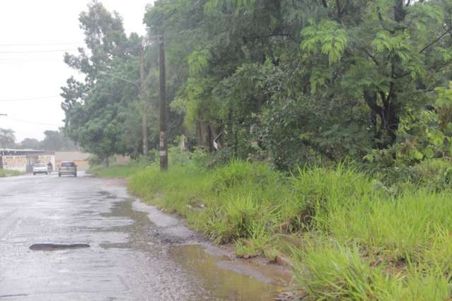 Moradores querem fechar Rua da Divis&atilde;o, repleta de &quot;armadilhas&quot;