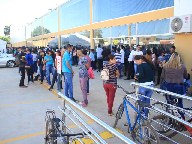 Supermercado amanhece com fila gigante de candidatos a emprego