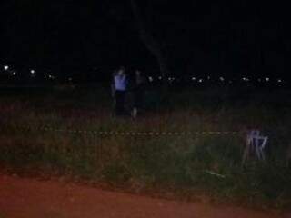 O local está isolado até a chegada dos peritos em explosivos da Polícia Nacional do Paraguai. (Foto: MSemFoco) 