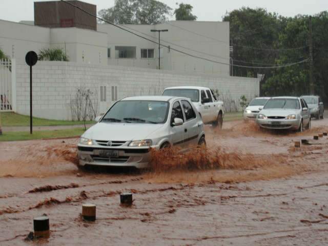 Em duas horas choveu quase a metade do esperado para todo o m&ecirc;s na Capital