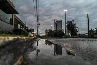 Em Campo Grande, depois da chuva que caiu durante a madrugada, a temperatura registrada é de 17ºC nesta manhã (27). (Foto: Fernando Antunes)