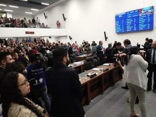 Plenário da Assembleia durante segunda votação do projeto de lei que altera regras para contratar professores temporários (Foto: Leonardo Rocha)