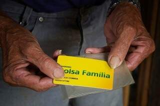 Cartão do Bolsa Família usado para o saque do benefício (Foto: Ana Nascimento/MDSA)