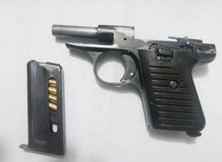 Pistola calibre 22 tinha peças incompletas e seis munições no carregador. (Foto: Divulgação)