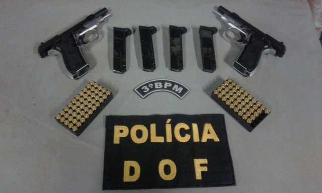 Dupla &eacute; presa dentro de &ocirc;nibus com pistolas compradas no Paraguai