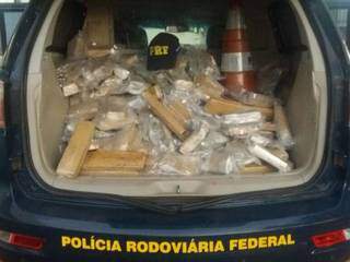 Tabletes de macona embalados a vácuo na viatura da Polícia Rodoviária Federal (Foto: Divulgação/ PRF)