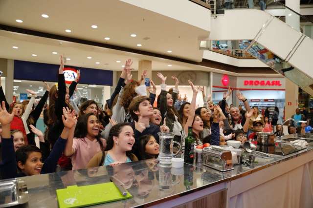 Crian&ccedil;ada recebe campe&atilde;o do MasterChef J&uacute;nior que prova sob&aacute; pela 1&ordf; vez aqui