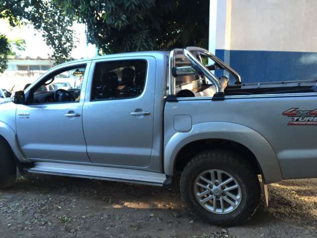 Hilux roubada na sa&iacute;da de bar &eacute; encontrada a caminho da fronteira