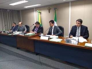 Deputados reunidos na CCJ da esquerda para a direita: Gerson Claro (PP), José Carlos Barbosa (DEM), Evander Vendramini (PP), Marçal Filho (PSDB) e João Henrique Catan (PR) (Foto: Leonardo Rocha)