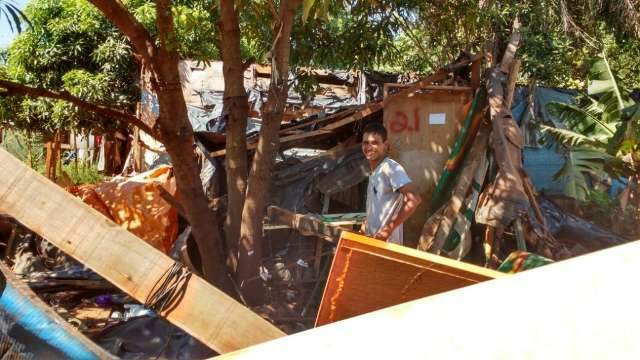 Favela &eacute; fechada e moradores s&atilde;o transferidos para apartamentos novos