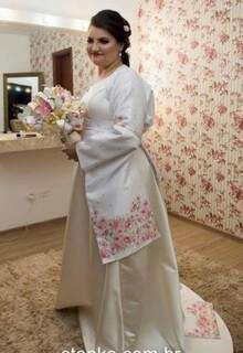 Vestido com kimono deixou Michely ainda mais linda na cerimônia. (Foto: Stanke Fotografia)