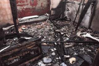 A sala de visitas em que o incêndio começou ficou completamente destruída (Foto: Paulo Francis)
