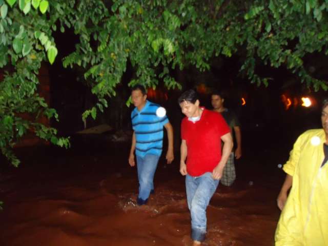 Chuva de 67 mm em uma hora provoca alagamentos em Corumb&aacute;