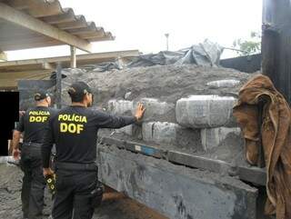 Pneus estavam escondidos em carga de calcário (Foto: Divulgação/DOF)