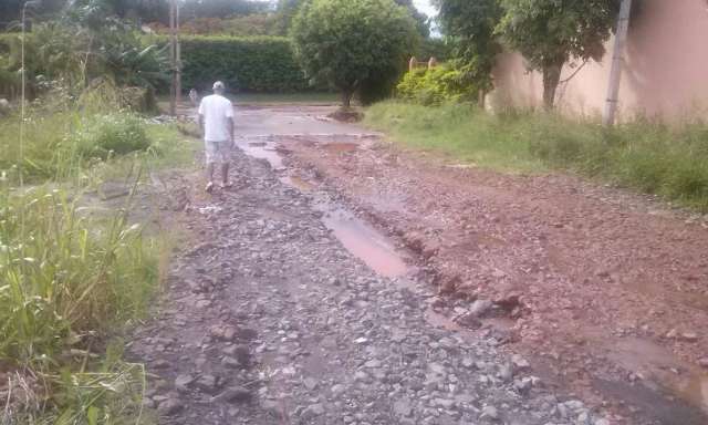 Moradores reclamam da &quot;situa&ccedil;&atilde;o lament&aacute;vel&quot; de rua no Jardim Alto S&atilde;o Francisco