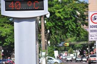 Termômetro no centro de Dourados marca 40 graus na tarde desta segunda-feira (Foto: Eliel Oliveira)