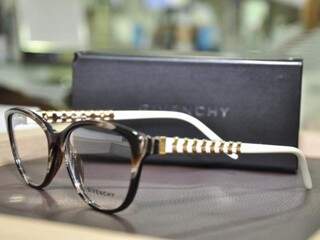 Na Ótica Inami, na 13 de Maio, óculos Givenchi é vendido a partir de R$ 870. (Fotos: João Garrigó)