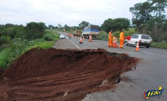 Trecho da BR-163 fica em meia pista para obras