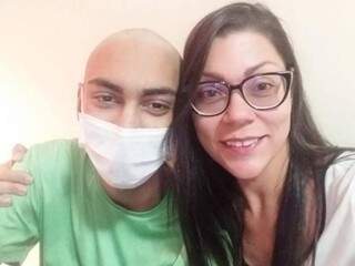 João Pedro e a Madrinha Andreia Alvarenga em hospital (Foto: Arquivo Pessoal)