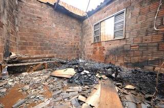 Casa foi destruída pelas chamas causadas intencionalmente pelo próprio dono. (Foto: Alcides Neto)
