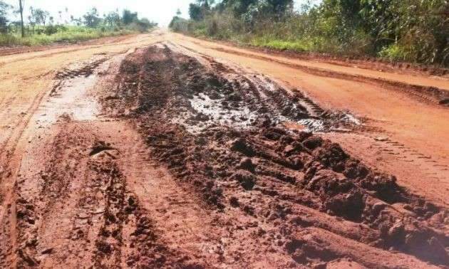 Agricultores pagam maquin&aacute;rio particular para arrumar estrada em MS