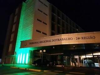 Tribunal Regional do Trabalho iluminado com luz verde alusiva a mês de campanha. 