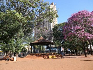 Coreto da praça Ary Coelho foi reconstruído e as árvores contribuem para embelezar a paisagem  (Foto: Paulo Francis)