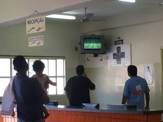 Na CRS Tiradentes funcionários pararam para ver o jogo (Foto: Bruna Kaspary) 