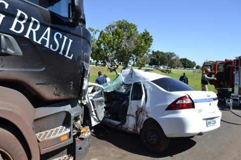  Morre terceira vítima de acidente entre carro e caminhão na BR-262