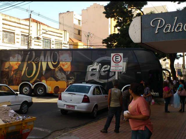  &Ocirc;nibus da dupla Bruno e Marrone estraga e deixa tr&acirc;nsito tumultuado no centro 