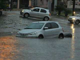 Rua Espírito Santo encheu de água e o Etios de Estela foi arrastado, na tarde de quarta-feira (Foto: Alcides Neto)