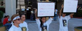 Família faz protesto em frente ao Fórum de Campo Grande.
