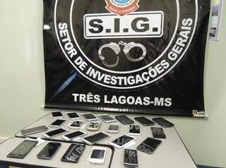Foram recuperados cerca de 30 celulares (Foto: Divulgação)