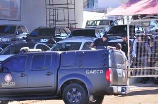 Coordenador do Gaeco, Marcos Alex, e policiais deixam garagem de veículos na Avenida Marcelino Pires (Foto: Eliel Oliveira)