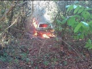 Veículo foi encontrado em chamas e abandonado em terreno de um condomínio residencial (Foto: Rádio Caçula)