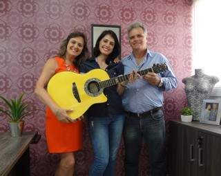De Rafael, ficou o violão para a família. Na foto, mãe, irmã e pai do músico. (Foto: Arquivo Pessoal)