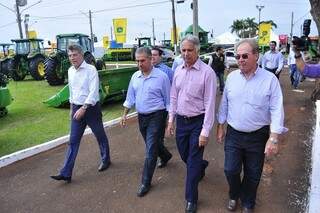 Reinaldo percorre estandes da 51ª Expoagro ao lado do prefeito Murilo Zauith e do presidente do Sindicato Rural de Dourados (Foto: Eliel Oliveira)