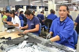 Operárias trabalhando em indústria da Capital (Foto: Fiems/Divulgação)