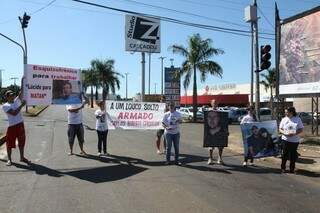 Familiares protestaram no cruzamento da Avenida Mascarenhas de Moraes. 