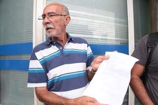 Logo após anúncio da medida, o aposentado Rubens Ribeiro juntou os documentos e foi ao banco saber se o saldo do FGTS já estava disponível. (Foto: Fernando Antunes)