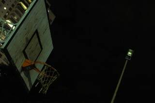 No detalhe, o poste sem luz e a tabela da quadra de basquete no Parque das Nações (Foto: Alcides Neto)