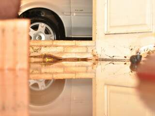 Na porta da casa de Jaqueline, no Jóckey Clube, mureta tenta barrar a água da chuva