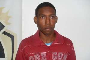 Ex-marido pula o muro e mata universit&aacute;ria de 19 anos a facadas